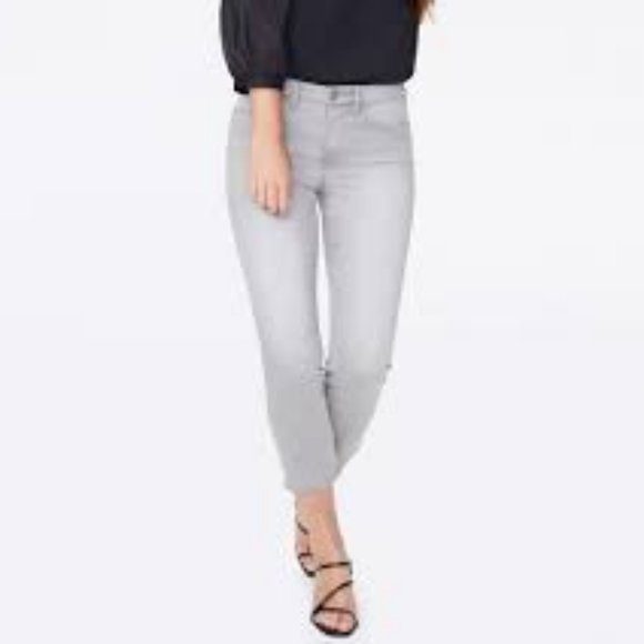 NWT NYDJ 5-POCKET BACK PETAL HEM GALE WASH CROP JEANS 4 - Picture 1 of 13